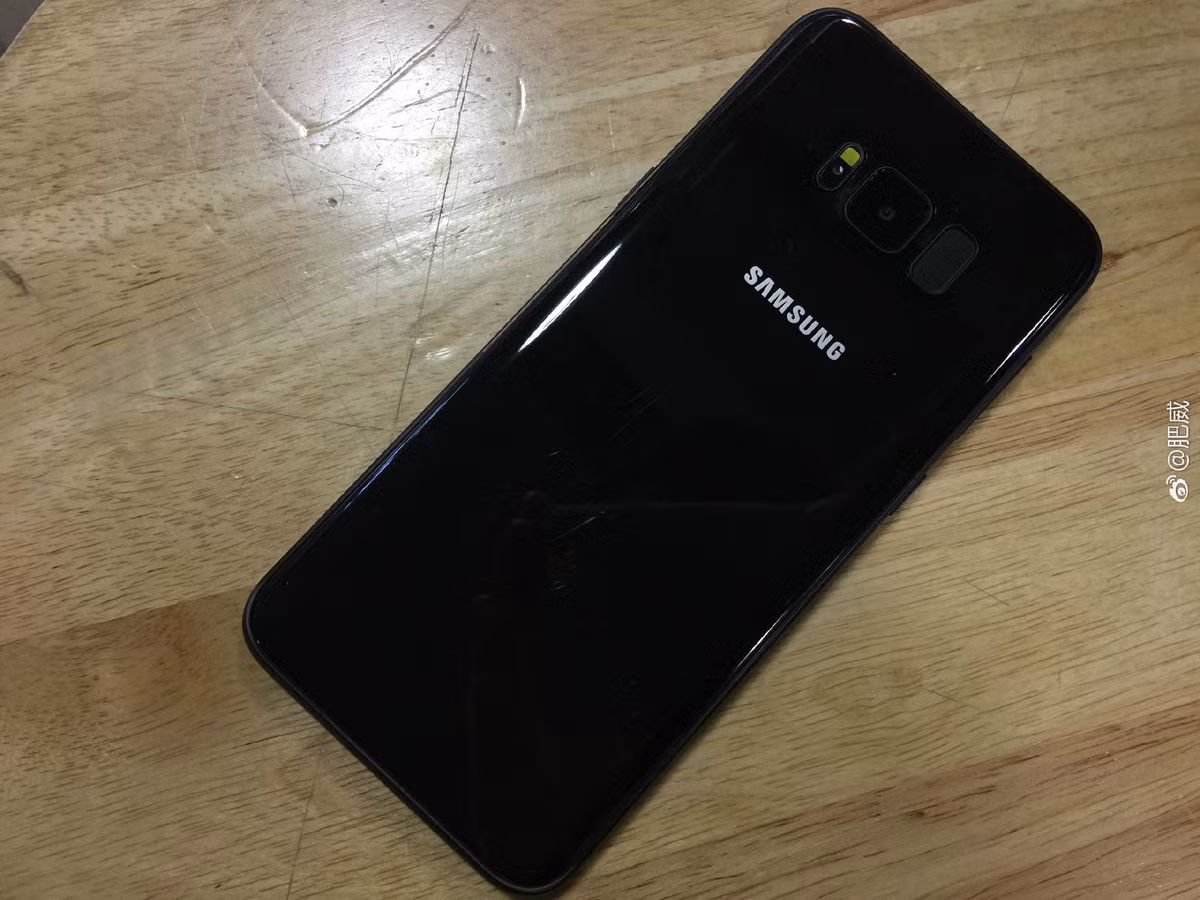 Nhà phân tích Ming-Chi Kuo từ KGI Securities từng cho rằng Samsung Galaxy S8 có thể ra mắt với ít nhất 7 màu gồm vàng, bạc, đen bóng, đen nhám, xanh dương, tím và hồng.