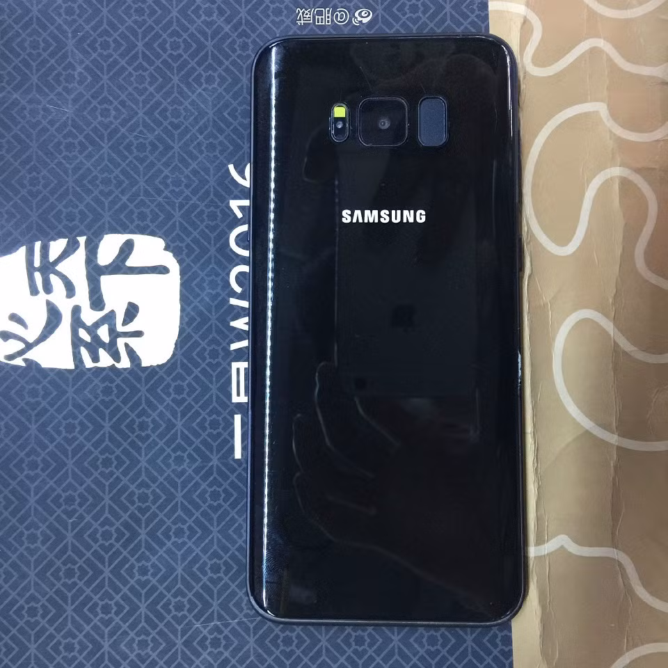 Logo Samsung màu trắng nổi bật trên nền màu đen.