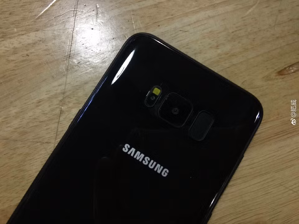 Và phiên bản Samsung Galaxy S8 đen bóng chính thức lộ diện trên trang công nghệ PhoneArena.