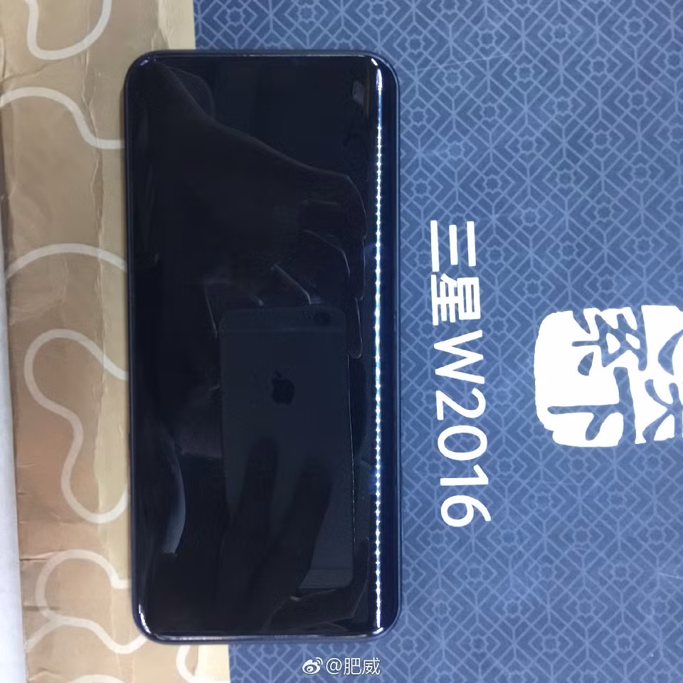 Galaxy S8 màu đen bóng đẹp không kém iPhone 7 Jet Black.