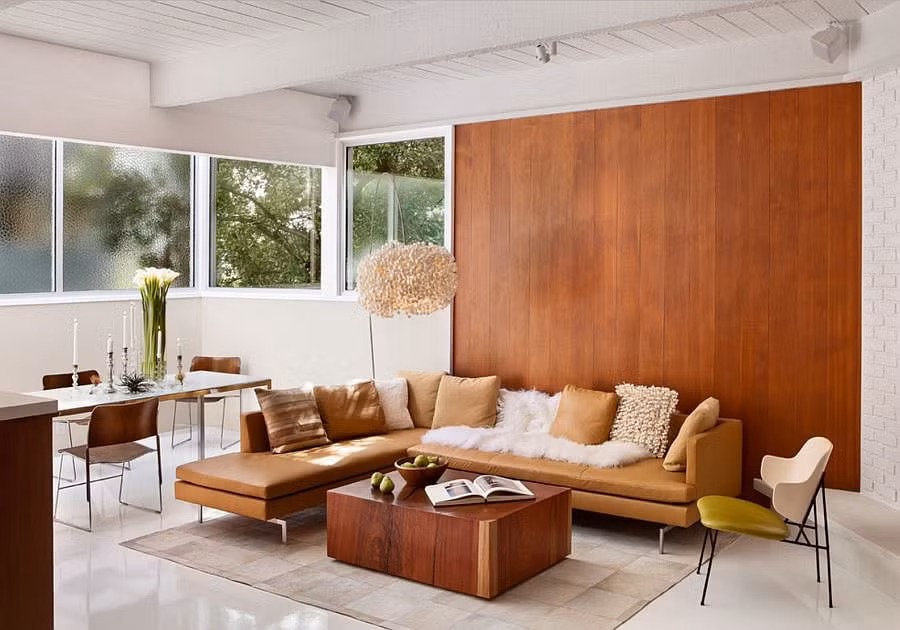 Tường ốp gỗ phía sau sofa giúp tăng thêm tính hấp dẫn về mặt thẩm mỹ cho căn phòng.