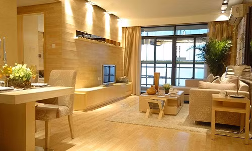 Phòng khách hiện đại với mảng ốp gỗ gợi nhiều thiện cảm cho ngôi nhà.