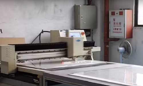 Nhà hiện có 42 máy CNC và khoảng 200 công nhân giàu kinh nghiệm sản xuất kính cường lực.