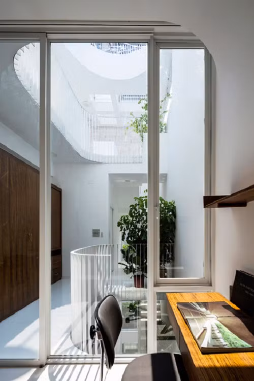 Giếng trời còn mang đến tính thẩm mỹ, tạo điểm nhấn ấn tượng cho ngôi nhà.