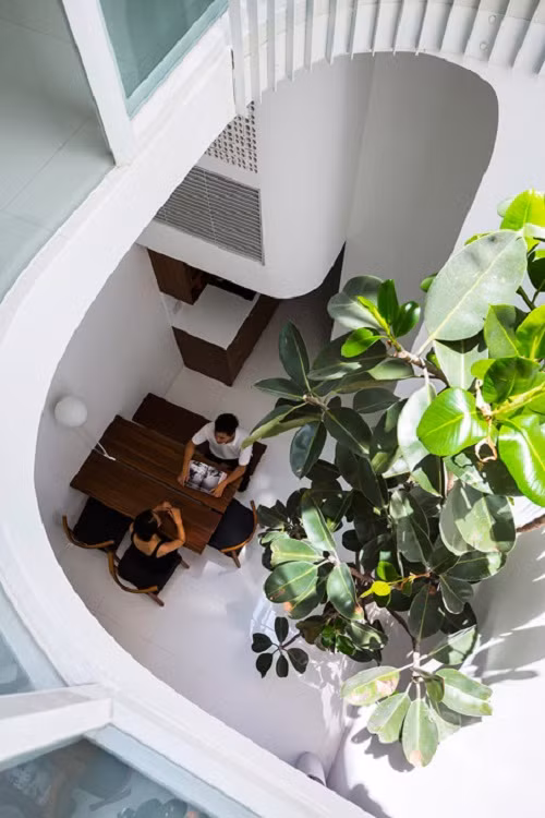 Thiết kế giếng trời mang chức năng hứng ánh sáng, lấy gió và trao đổi khí giữa bên trong với bên ngoài ngôi nhà.