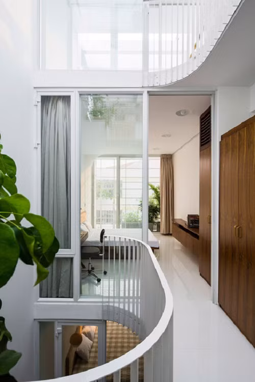 Màu sắc chủ đạo trong nhà là màu trắng.
