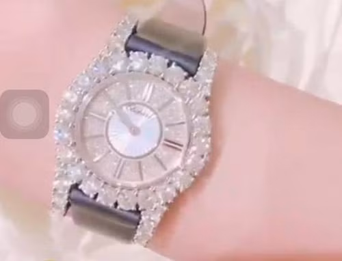 Đây là chiếc đồng hồ của thương hiệu đồng hồ xa xỉ đến từ Thụy Điển - Chopard. Ảnh: Instagram Ngọc Trinh