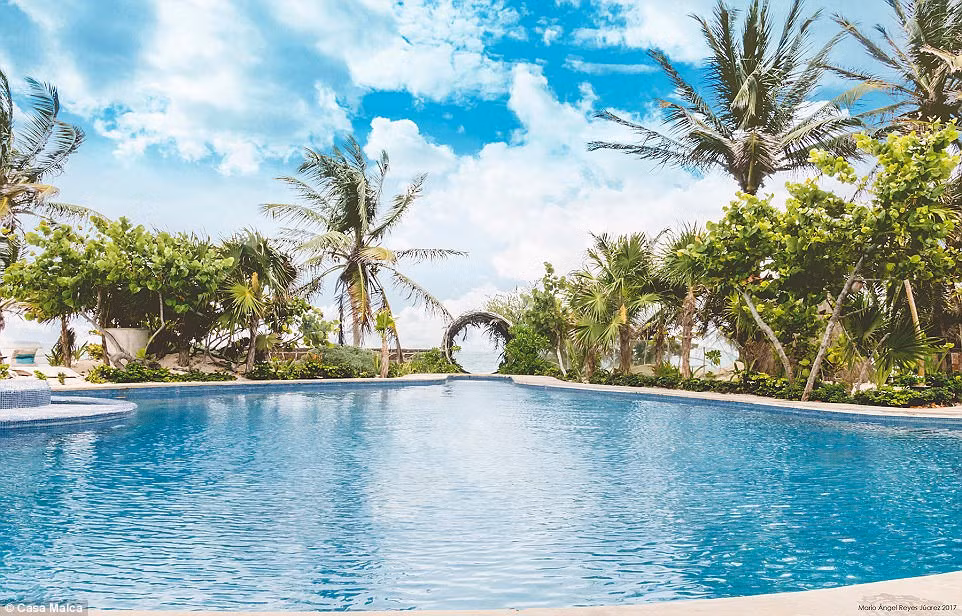 Casa Malca có ba bể bơi, sân trên mái và nhiều chi tiết mang đậm tính nghệ thuật.