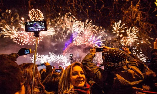 Nếu muốn có những bức ảnh cùng pháo hoa đẹp nhất, bạn hãy để máy ở chế độ chụp ảnh ngang và thu hẹp độ mở ống kính. Điều này giúp vật thể gần và xa nằm trọn trong tầm lấy nét. Ảnh: Dailymail.