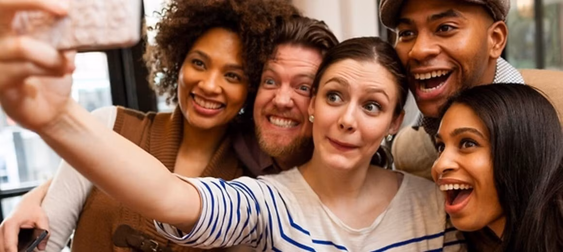 Trong điều kiện ánh sáng hạn chế vào ban đêm, việc đầu tiên cần nhớ khi chụp ảnh selfie là cầm chắc điện thoại trên tay. Điện thoại chỉ cần bị rung nhẹ cũng khiến bức ảnh mờ đi. Ảnh: Countryhabit.