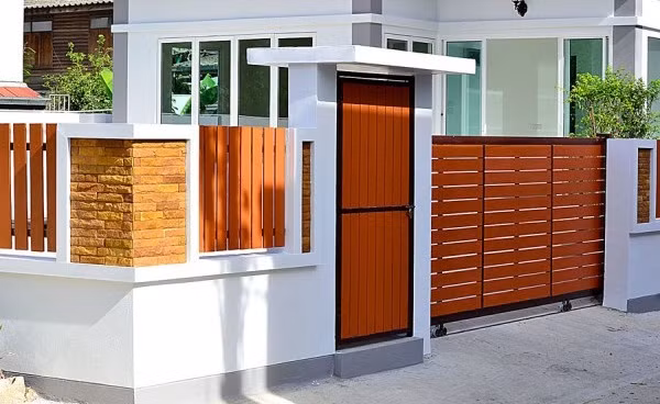 Chi tiết cổng và hàng rào thiết kế đơn giản nhưng bắt mắt. Ảnh: Thietkethicongnhadep.