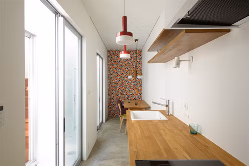 Cửa kính lớn đảm bảo nguồn sáng và tiết kiệm diện tích. Ảnh: Ondesign.