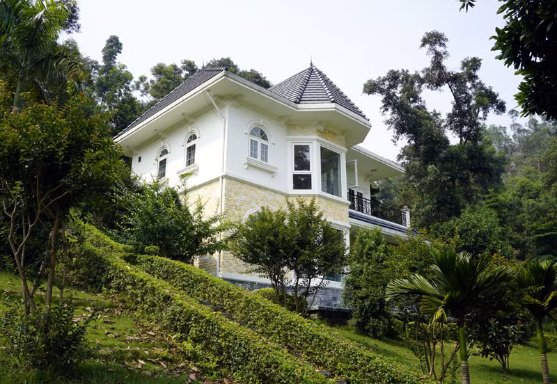 Được biết, căn biệt thự được lên ý tưởng thiết kế từ năm 2008. Sau khi vừa hoàn thành và đưa vào sử dụng, đoàn làm phim đã ký hợp đồng quay phim và thực hiện bộ phim tại đây trong khoảng thời gian hơn 1 năm. Sau khi bộ phim phát sóng, một số khán giả đã tìm đến biệt thự này để tham quan, chụp ảnh.