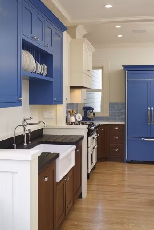 Điểm xuyết gam màu xanh biển cũng là một ý tưởng khá hay ho nếu bạn không muốn thay đổi sơn của toàn bộ phòng bếp.