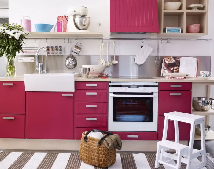 Màu hồng đậm sẽ gây ấn tượng mạnh với bất cứ ai từng đến căn phòng bếp nhà bạn. Tủ bếp màu hồng giúp căn phòng bếp nhà bạn trở nên sạch sẽ và nổi bật.