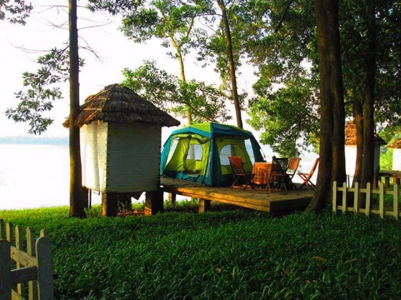 Cách trung tâm Hà Nội 40km về phía Tây, bạn có thể di chuyển bằng xe máy hoặc ô tô mất khoảng một giờ đồng hồ lái xe. Chi phí thuê lều trại không quá đắt giá chỉ từ 400.000 - 600.000 đồng/6 người. Giá thuê bếp than hoa để tổ chức tiệc nướng ngoài trời từ 150.000 – 250.000 đồng/bếp. Ảnh: VTC.