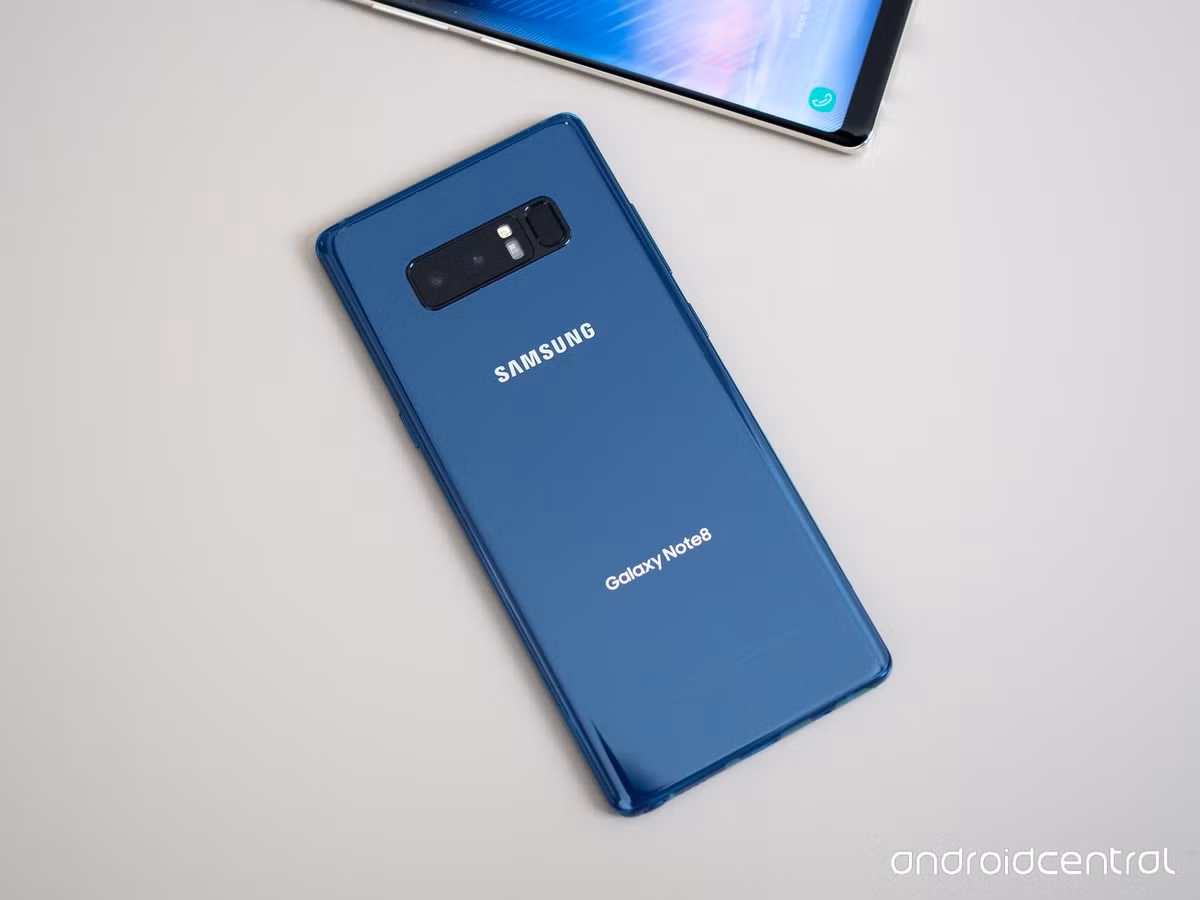 Bên cạnh đó, siêu phẩm mới của Samsung còn có thêm màu xanh đậm (Dark Blue). Ảnh: Android Central.