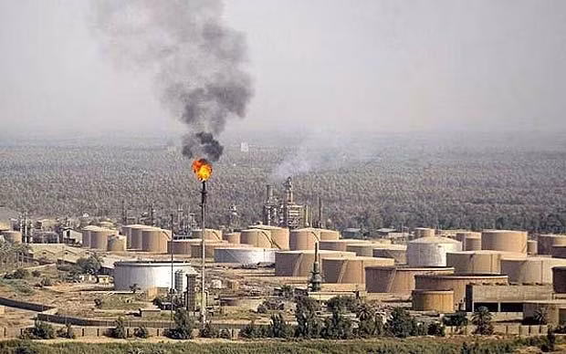 18 tỷ thùng dầu là trữ lượng tại mỏ Rumaila (Iraq). Tập đoàn Dầu khí Quốc gia Trung Quốc (CNPC) đang hợp tác với Iraq để khai thác. Hiện sản lượng khai thác dầu tại mỏ là 1,5 triệu thùng/ngày. Các nhà sản xuất dang có kế hoạch nâng cao sản lượng lên 2,85 triệu thùng/ngày. Ảnh: Flenco.