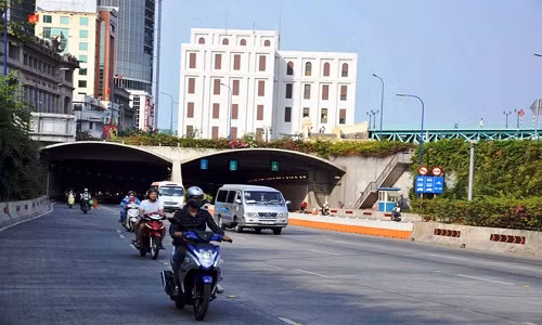 Hầm Thủ Thiêm – hầm vượt sông Sài Gòn và toàn tuyến đại lộ Đông – Tây (nay là đại lộ Võ Văn Kiệt và Mai Chí Thọ, TP.HCM) chính thức thông xe vào cuối năm 2011. Công trình mang tính đột phá có ý nghĩa chiến lược đối với sự phát triển của TP, được đầu tư cả chục ngàn tỷ đồng.