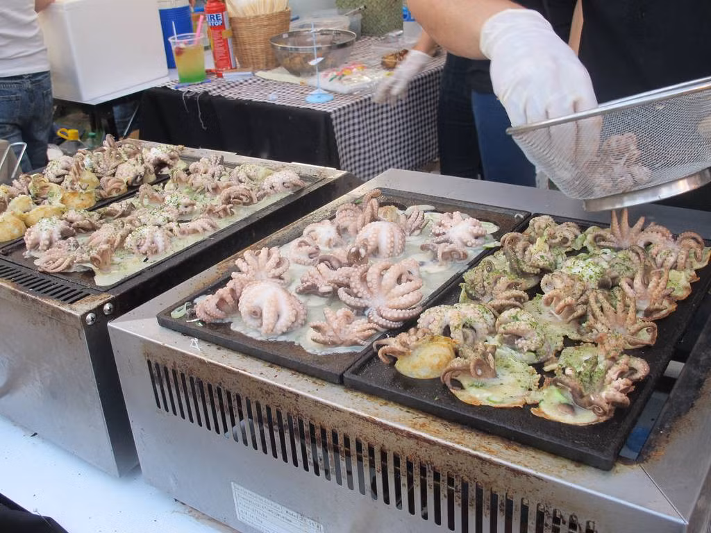 Theo chia sẻ của nhiều thực khách, với cách làm này bánh Takoyaki vừa giòn, vừa mềm lại nóng hổi, rất dễ ăn. Ảnh: Wongnai.