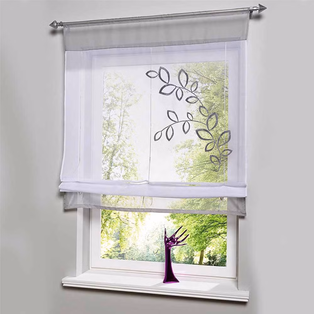 Rèm vải lanh mỏng phù hợp với căn bếp ít ánh sáng, ít bị ảnh hưởng bởi ánh nắng bên ngoài.