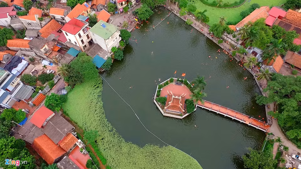 Nhìn từ trên cao, người dân chủ yếu tắm ở ven bờ, một vài thanh niên bơi ra xa hơn các cụ cao tuổi.