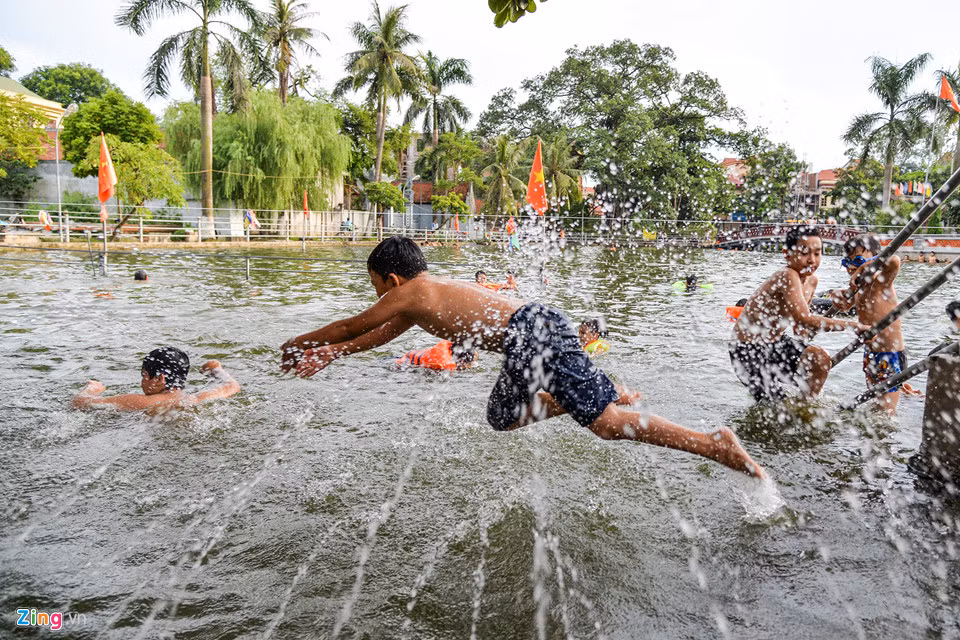 “Từ ngày có bể bơi miễn phí, trẻ em trong làng biết bơi tăng lên, vì thế phụ huynh cũng bớt lo phần nào khi biết thông tin tỉ lệ trẻ em chết đuối ngày càng cao ở nhiều nơi trong dịp hè này”, ông Nguyễn Phi Hậu nói.