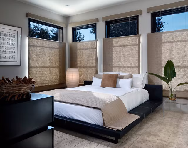 Sự rộng rãi và tiện nghi là ưu điểm của mẫu giường ngủ sang trọng này. Ảnh: House.