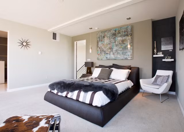 Giường ngủ bằng da mang phong cách cổ điển cho những người lớn tuổi. Ảnh: Homedit.