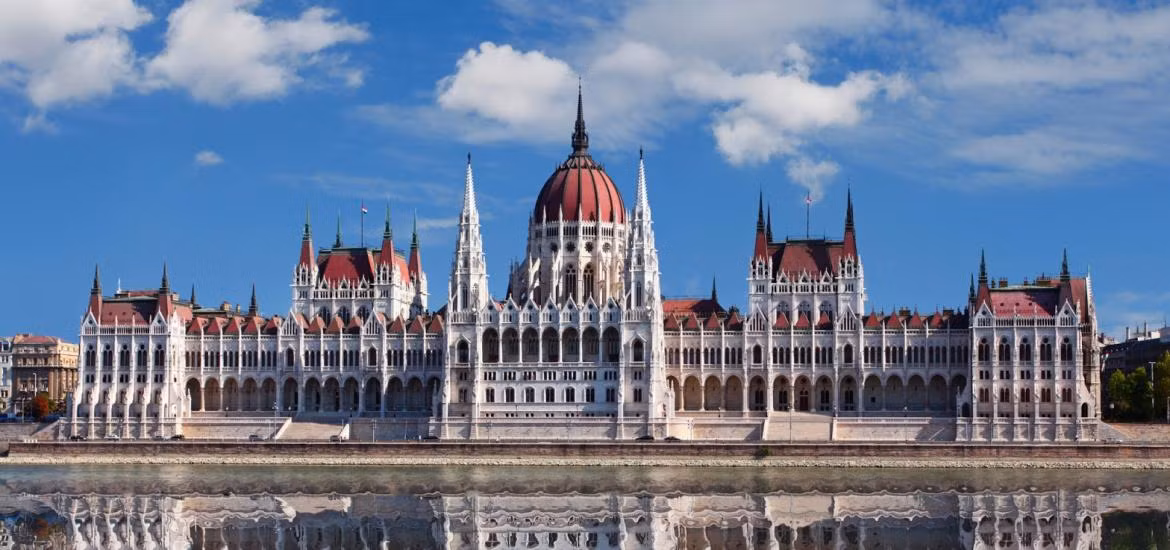 Tòa nhà Quốc hội Hungary năm bên bờ sông Danube, sở hữu mái vòm và tháp theo phong cách kiến trúc Gothic. Phải mất 17 năm và sử dụng tới 40 triệu viên gạch, 500.000 viên đá quý và gần 40kg vàng 22-23 karat mới hoàn thành được tòa nhà. Ảnh: Yale.