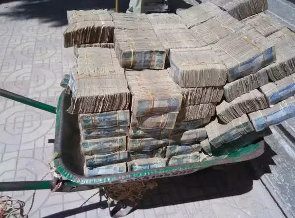 Người bán tiền ở đây sẽ trao đổi đủ loại tiền cho khách, miễn là ngoại tệ. Phổ biến nhất là đồng USD. Hoạt động bán tiền ở đây nhộn nhịp tới mức người ta còn ví nó như Phố Wall của Mỹ.