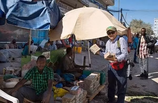 Hầu hết du khách đến Somaliland đều ghé qua đây và mua vài bó tiền về làm quà cho bạn bè. Người ta đi nước ngoài mang được một hai đồng tiền lưu niệm về đã là oách, còn đi Somaliland chắc vác cả bao tải tiền về cũng được.