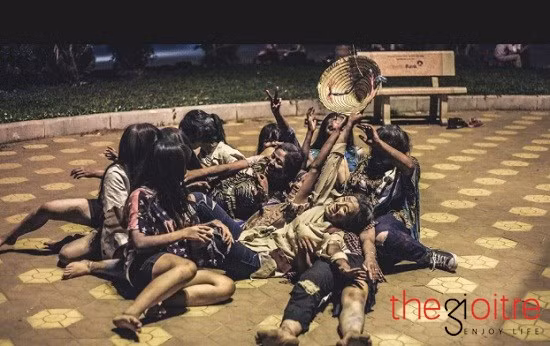Với tạo hình, cùng trang phục quá “bá đạo”, khi các bạn 12A2 và ê-kip thực hiện bộ ảnh khiến nhiều người đi qua không khỏi giật mình. Nhiều người tò mò còn nán chân lại để xem.