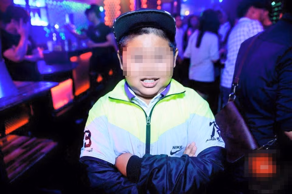 Nickname Thanh Vân bình luận: "Không lẽ quán bar này chuyên dành cho thiếu nhi? 50 bức ảnh toàn thấy mặt mấy cô, cậu nhóc này? Không biết có cách gì để 'vượt rào', đưa trẻ em dưới 18 tuổi vào quán bar như thế này? Dù biết bar lành mạnh nhưng nhìn thấy cảnh trẻ con 'quẩy lắc', hút shisha nhả khỏi phê pha như thế này thực sự mình bức xúc không chịu nổi".