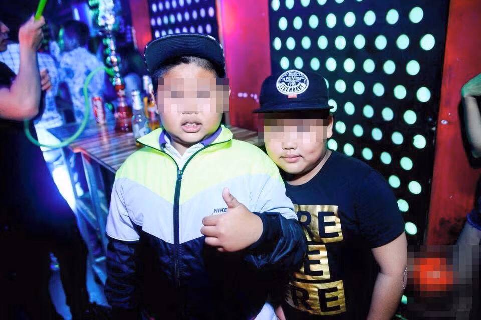 Nhóm trẻ em vui chơi trong bar bao gồm cả nam và nữ. Tất cả đều ăn mặc khá "chất" và cùng nhau vui vẻ chụp ảnh, nhảy múa. Trong một vài bức ảnh, dân mạng còn thấy một đứa trẻ đứng lên bục cao để "quẩy" và một cậu bé khác mặt "búng ra sữa" nhưng đã cầm ống hút shisha và nhả khói dày đặc.