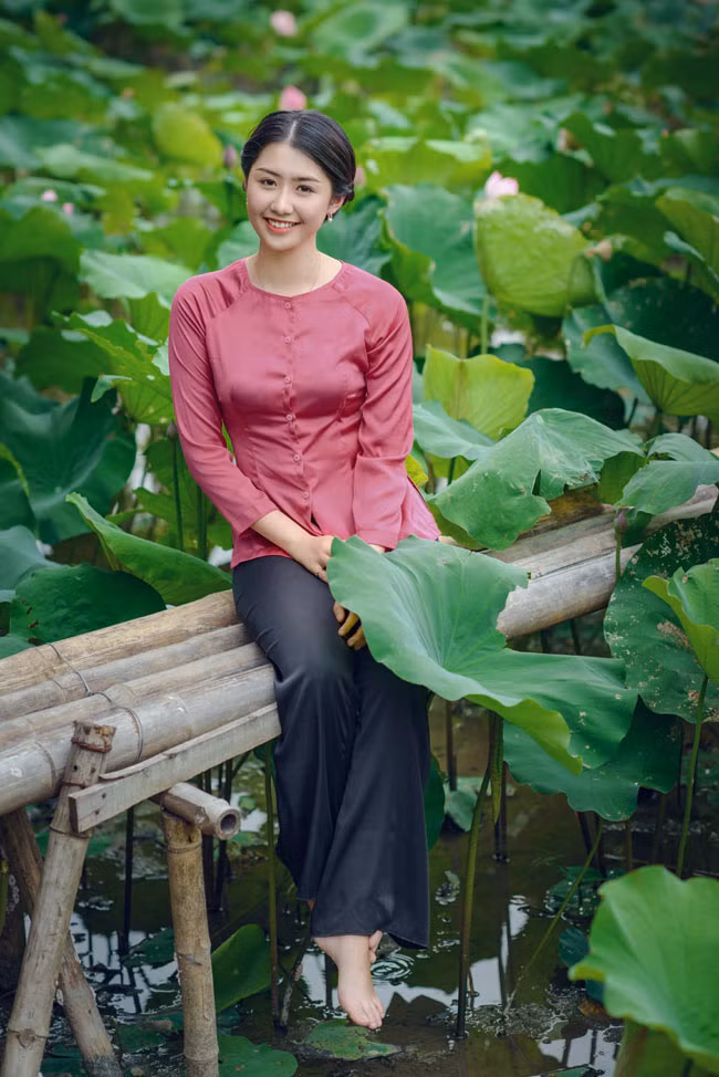 Ngọc Linh chia sẻ, mỗi trang phục truyền thống đều mang một nét đẹp riêng. Cô chọn áo bà ba, áo dài truyền thống để chụp ảnh bởi muốn tái hiện lại vẻ đẹp của một thiếu nữ đồng quê, giản dị nhưng cũng không kém phần duyên dáng.