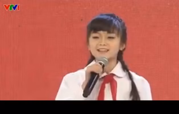 Mới đây, đoạn clip bé gái xinh xắn hát Quốc ca bản biến tấu giai điệu trong một chương trình của VTV được dân mạng Việt thi nhau chia sẻ. Chỉ trong một thời gian ngắn, đoạn clip thu hút hơn 4000 lượt chia sẻ. Nhiều bạn trẻ nhanh chóng phát hiện đây thực chất là đoạn clip cũ nhưng vô tình gây sốt trở lại bởi giọng hát quá trong trẻo và vẻ ngoài quá xinh của cô ca sĩ nhí. Ảnh trong bài: Cắt từ clip/Facebook nhân vật.