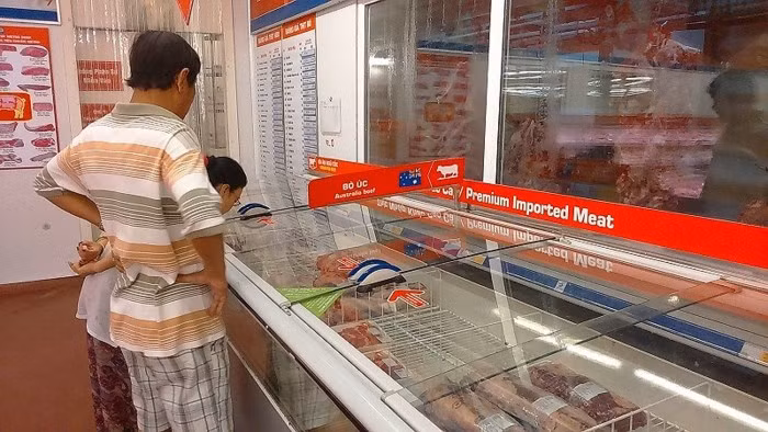Không thể có chuyện giá thịt bò tươi bán ra chỉ 70.000-80.000 đồng/kg vì giá bò Úc nguyên con nhập về đến Việt Nam hiện nay đã trên 70.000 đồng/kg hơi. Ảnh: QUANG HUY