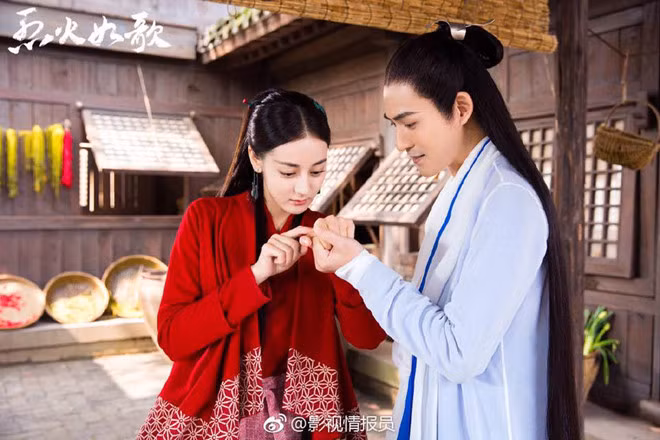 Cô đóng chung với Châu Du Dân trong phim.