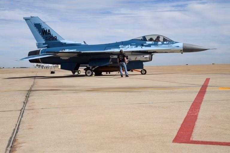 Không quân Mỹ vừa để lộ hình ảnh phi đội F-16 được sơn ngụy trang giống hệt tiêm kích tàng hình Su-57 của Nga.