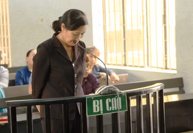 Cuối năm 2016, bà Hoa đã đòi ông Nông Văn Thụt (48 tuổi, ngụ huyện Ea Kar, vi phạm quy định về điều khiển phương tiện giao thông đường bộ) số tiền 80 triệu đồng để ông này hưởng án treo. Ông Thụt sau đó cũng bị tuyên phạt 1 năm tù giam.