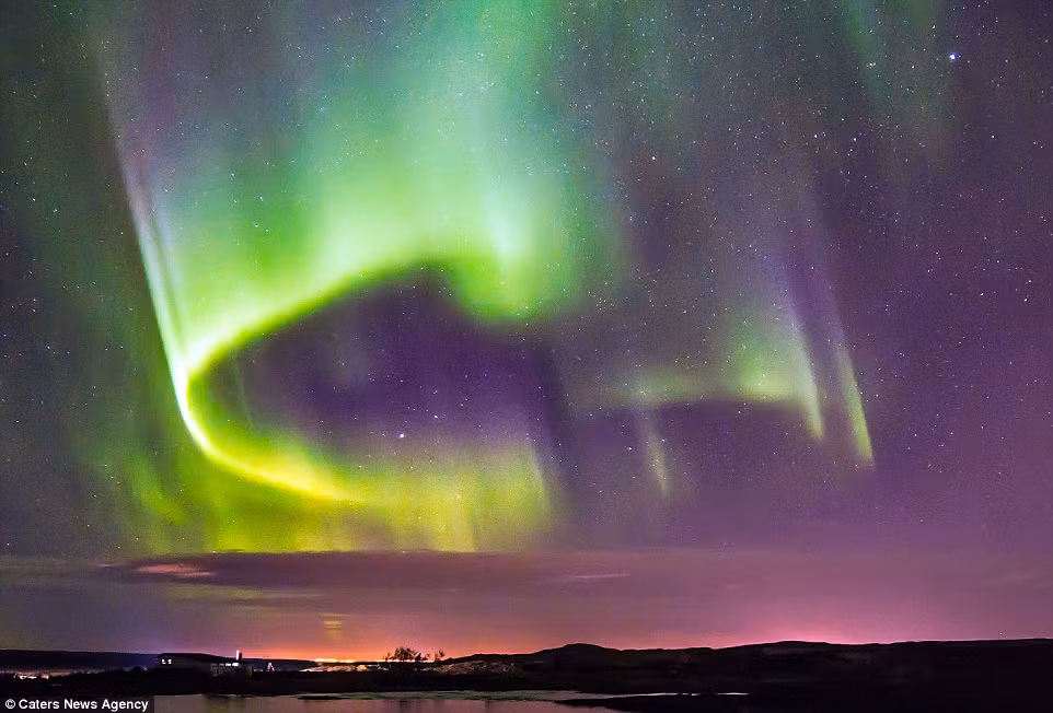 Một hình ảnh tuyệt đẹp khác về cực quang ở Iceland do nhiếp ảnh gia Helgason chụp được.