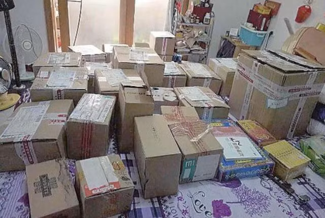 Cụ bà 81 tuổi chi 500 triệu mua thuốc nâng ngực. Bà Vương, giáo viên già nghỉ hưu ở thành phố Hán Trung, tỉnh Thiểm Tây (Trung Quốc) đã chi hơn 160.000 NDT (khoảng hơn 560 triệu đồng) cho thuốc nâng ngực và những sản phẩm tăng cường sức khỏe khác. Bà Vương bắt đầu mua các sản phẩm chăm sóc sức khỏe sau khi đọc được một quảng cáo trên tạp chí. Căn hộ 15m2 của bà Vương bây giờ chất đầy những sản phẩm chăm sóc sức khỏe và phần lớn vẫn chưa được mở nắp.