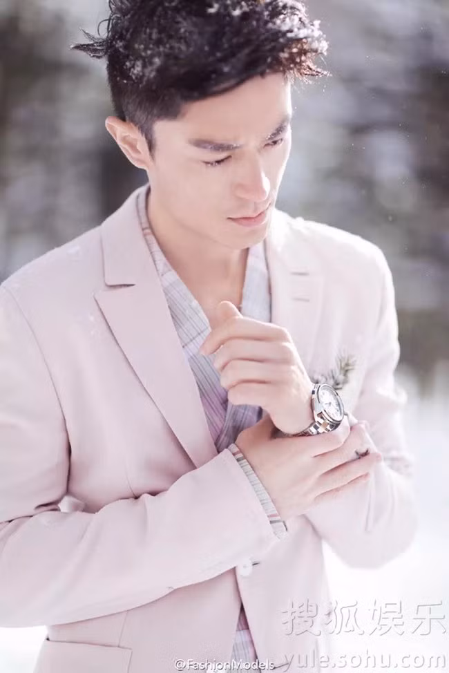 Hoắc Kiến Hoa sinh năm 1979, được khán giả biết tới với nhiều bộ phim “Hoa Thiên Cốt”, “Hãy nhắm mắt khi anh đến”, “Tiếu ngạo giang hồ”. Anh và Hồ Ca đều được mệnh danh là mỹ nam cổ trang Trung Quốc.