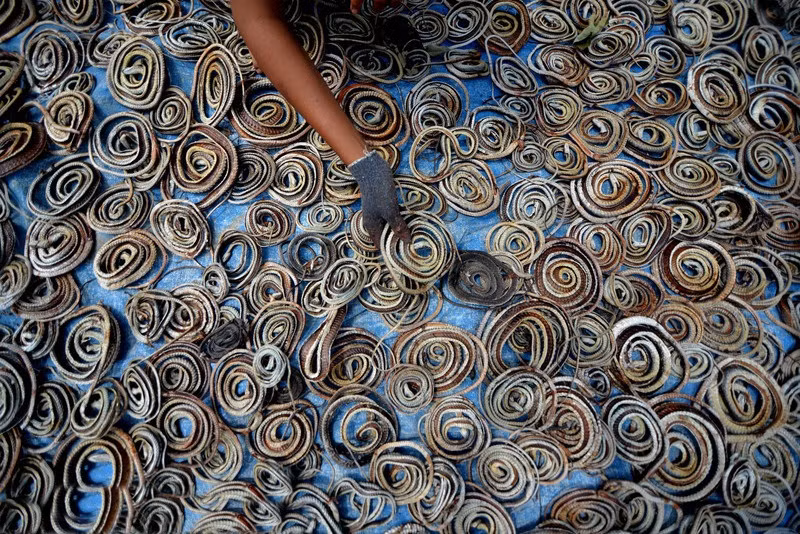 Có cầu ắt phải có cung, ở Indonesia, người ta giết và lột da hàng trăm con rắn mỗi ngày để cung cấp nguyên liệu cho những đơn hàng về da rắn thật.