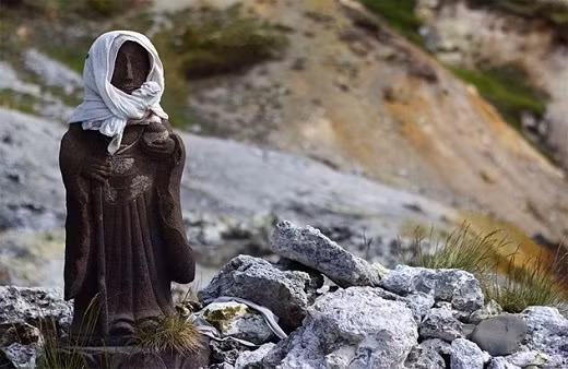 Tượng thần Jizo - vị thần xua đuổi ma quỷ khỏi những đứa trẻ và ngăn chúng phá những hòn đá đánh dấu đường.