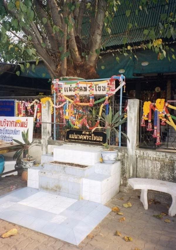 Miếu thờ Mae Nak được cho là nơi chôn cất thi thể hai mẹ con Mae Nak. Ngôi miếu được xây dựng vào cuối thời kỳ Ayutthaya và nằm trong khuôn viên chùa Wat Mahabut, nó nằm sát cạnh con kênh Khanong Phra, thuộc phạm vi Bangkok. (Ảnh: Wikimedia)