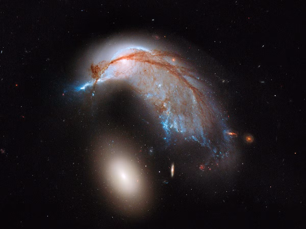 Dải thiên hà Milky Way và Andromeda có kích thước và niên đại tương đương nhau (khoảng 10 tỷ năm). Hai dải thiên hà này còn được coi như cặp thiên hà song sinh, thực sự rất khó xác định dải ngân hà nào sẽ chịu ảnh hưởng xấu hơn từ vụ va chạm, sát nhập này.
