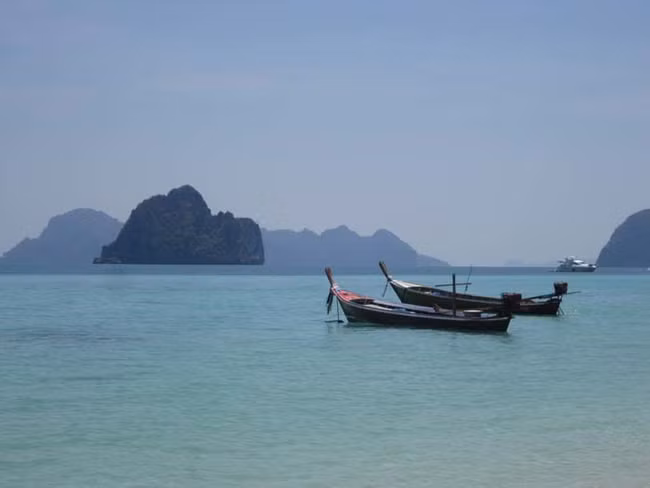 Người ta không tìm thấy bất cứ dấu hiệu chỉnh sửa nào của hình ảnh ấn tượng không thể giải thích này. Trông như hòn ngọn núi đang trôi lơ lửng giữa không trung nhưng thực chất không phải vậy. Nhiều người cho rằng đó là do sự ảnh hưởng của ánh sáng khi chụp.