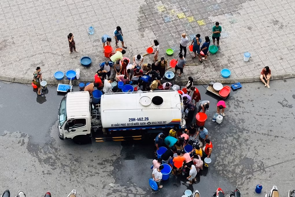 Vi sao hang nghin nguoi dan Ha Noi thieu nuoc sach?
